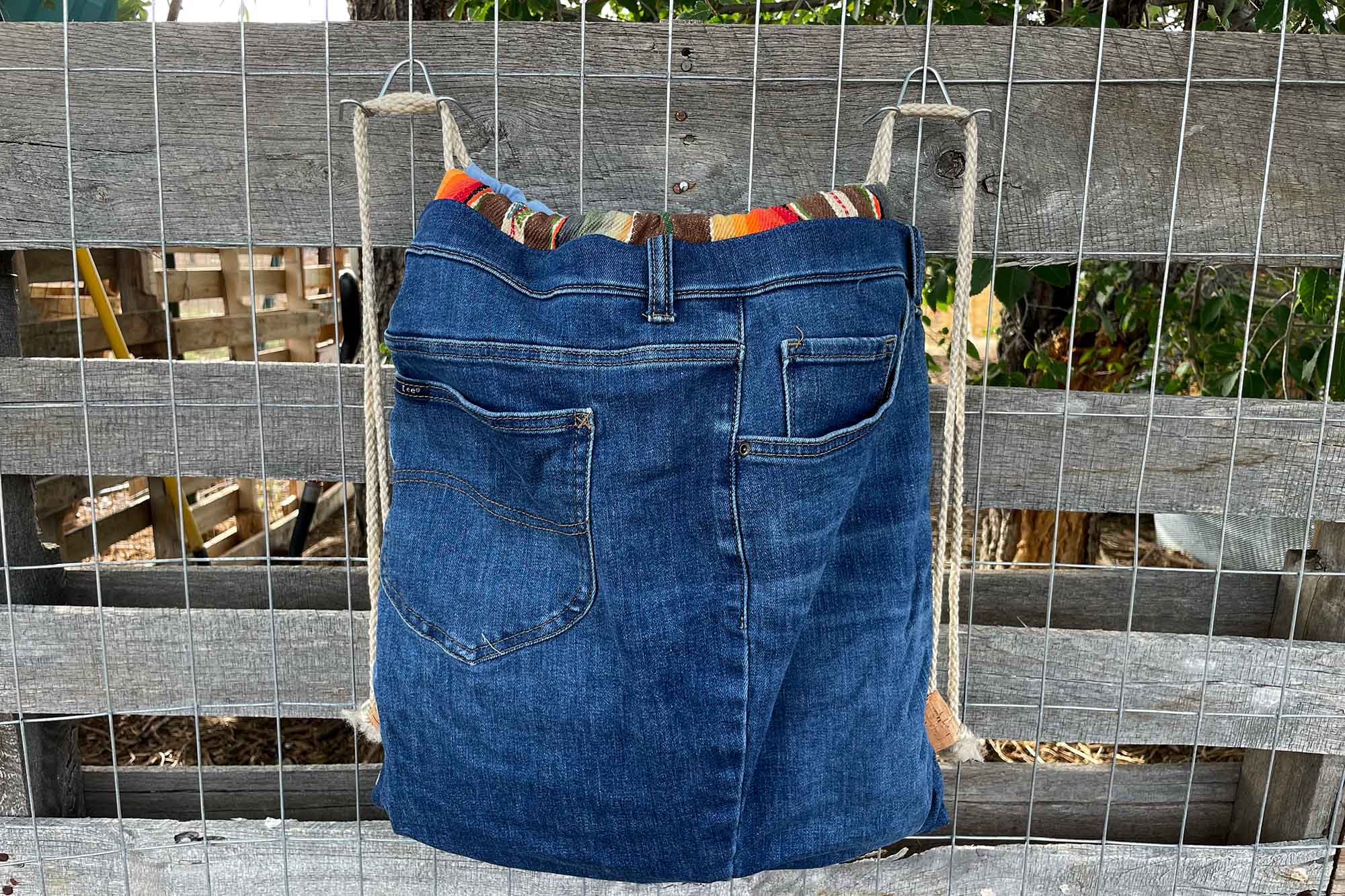 Denim Dark: two built-in pockets