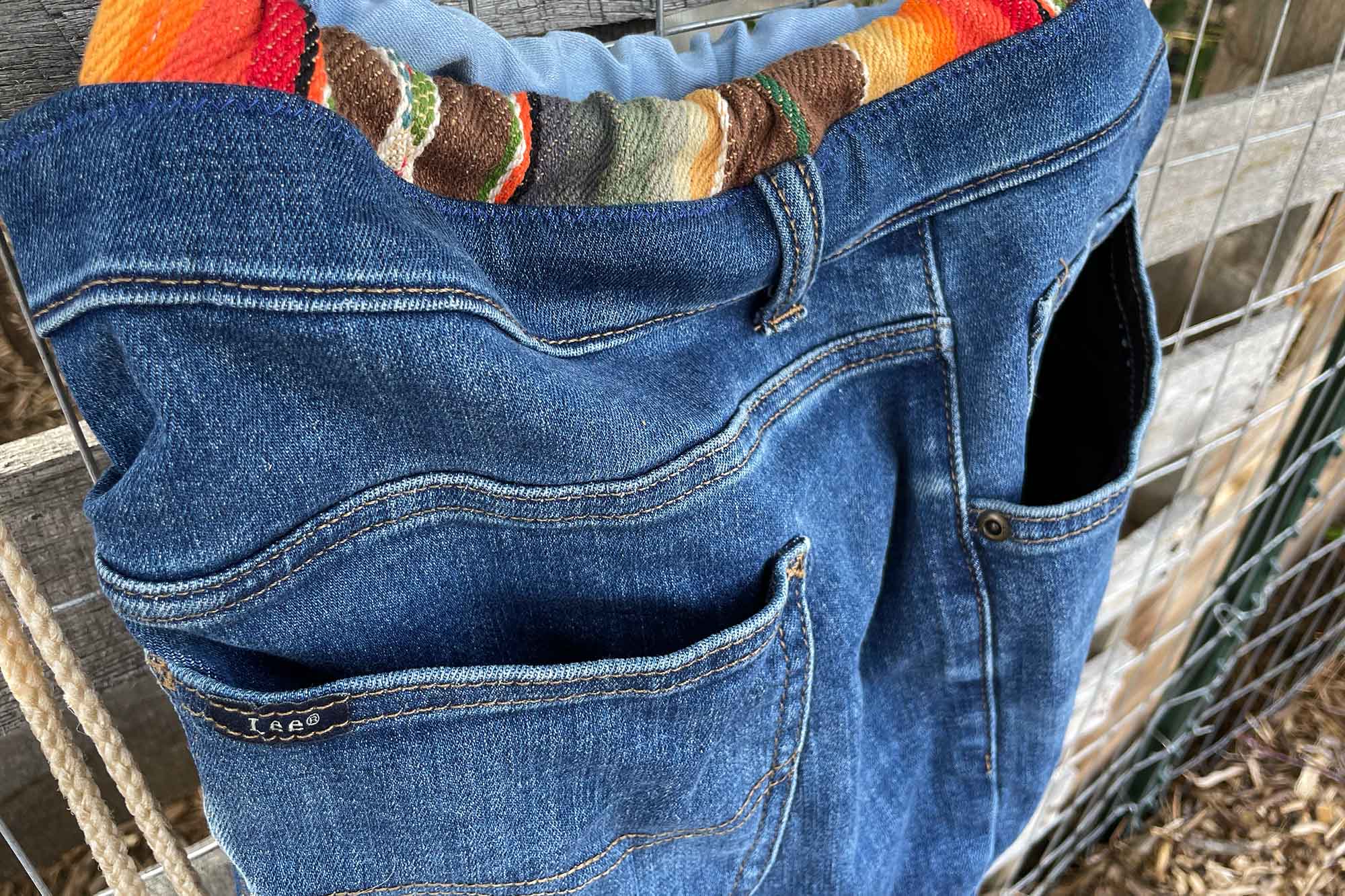 Denim Dark: two built-in pockets
