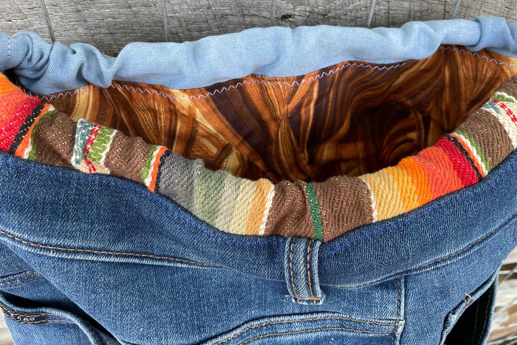 Denim Dark: two built-in pockets