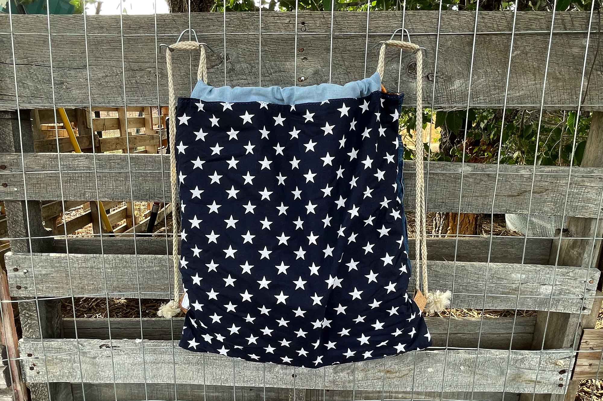 Denim Dark: two built-in pockets